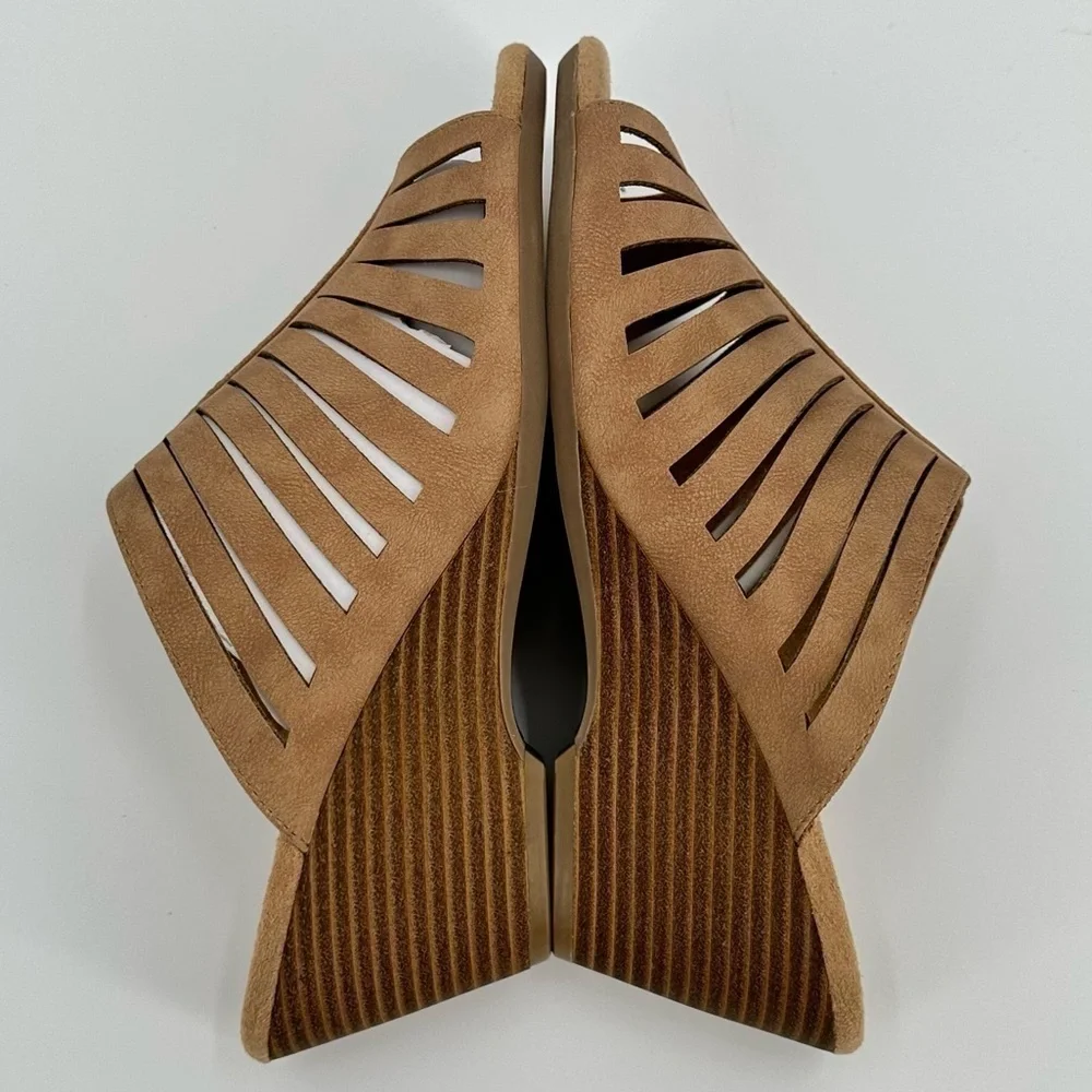 SOLANZ Paige NWOB Women’s Open Toe Tan Faux Suede Slip On Wedges Size 7.5M